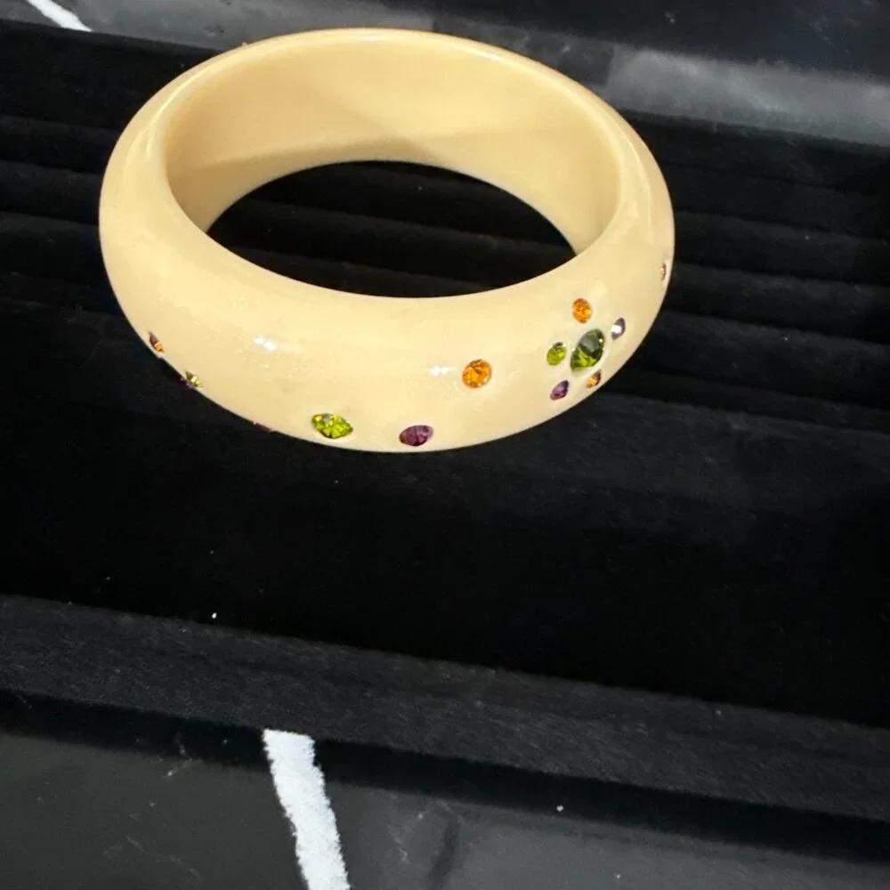 Vintage Unsigned Weiss Lucite Bangle Bracelet with Purple, Amber & Green Crystal - Picture 3 of 4